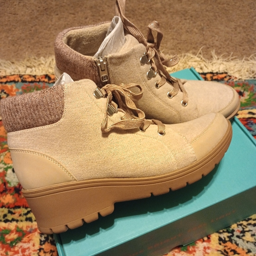 BZees Brooklyn Beige Size 8 Zipup Boots